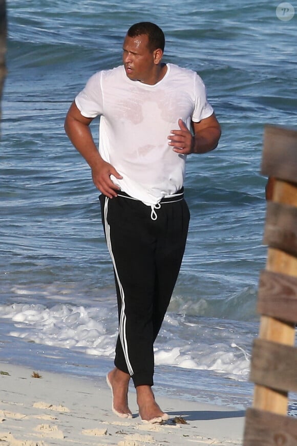 Exclusif - Alex Rodriguez profitent du soleil et de la plage lors de vacances avec Jennifer Lopez dans les Îles Turks et Caïques. Le 13 janvier 2021 