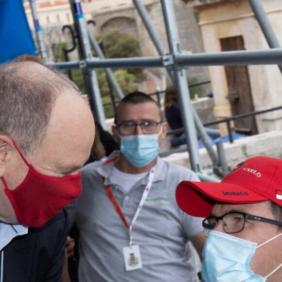 Le prince Albert II de Monaco a rendu visite à des personnes handicapées dans la tribune qui leur est réservée à l'occasion du 78ème Grand Prix de Monaco, le 22 mai 2021. © Olivier Huitel / Pool Monaco / Bestimage