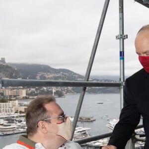 Le prince Albert II de Monaco a rendu visite à des personnes handicapées dans la tribune qui leur est réservée à l'occasion du 78ème Grand Prix de Monaco, le 22 mai 2021. © Olivier Huitel / Pool Monaco / Bestimage