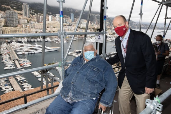 Le prince Albert II de Monaco a rendu visite à des personnes handicapées dans la tribune qui leur est réservée à l'occasion du 78ème Grand Prix de Monaco, le 22 mai 2021. © Olivier Huitel / Pool Monaco / Bestimage