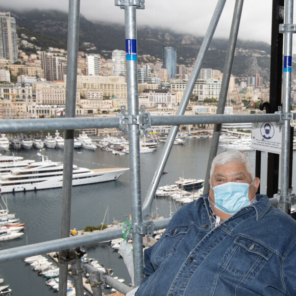 Le prince Albert II de Monaco a rendu visite à des personnes handicapées dans la tribune qui leur est réservée à l'occasion du 78ème Grand Prix de Monaco, le 22 mai 2021. © Olivier Huitel / Pool Monaco / Bestimage