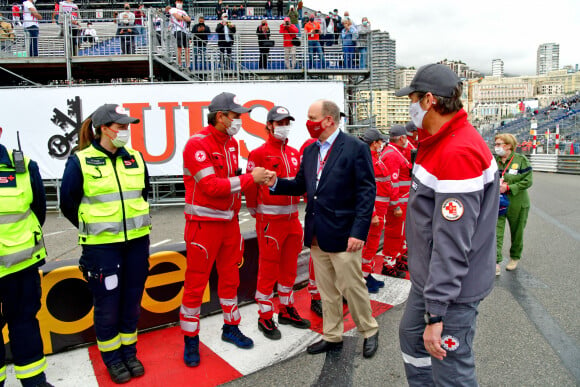 Le prince Albert II de Monaco est passé remercier les différentes équipes de Croix Rouge présentes sur le circuit du Grand Prix durant la journée des essais officiels du 78ème Grand Prix de F1 de Monaco, le 22 mai 2021. Bruno Bebert/Bestimage