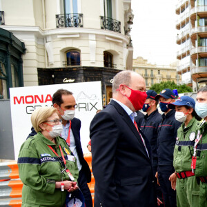 Le prince Albert II de Monaco est passé remercier les différentes équipes de Croix Rouge présentes sur le circuit du Grand Prix durant la journée des essais officiels du 78ème Grand Prix de F1 de Monaco, le 22 mai 2021. Bruno Bebert/Bestimage