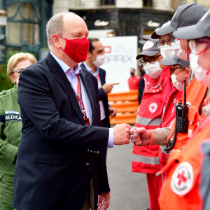 Le prince Albert II de Monaco est passé remercier les différentes équipes de Croix Rouge présentes sur le circuit du Grand Prix durant la journée des essais officiels du 78ème Grand Prix de F1 de Monaco, le 22 mai 2021. Bruno Bebert/Bestimage