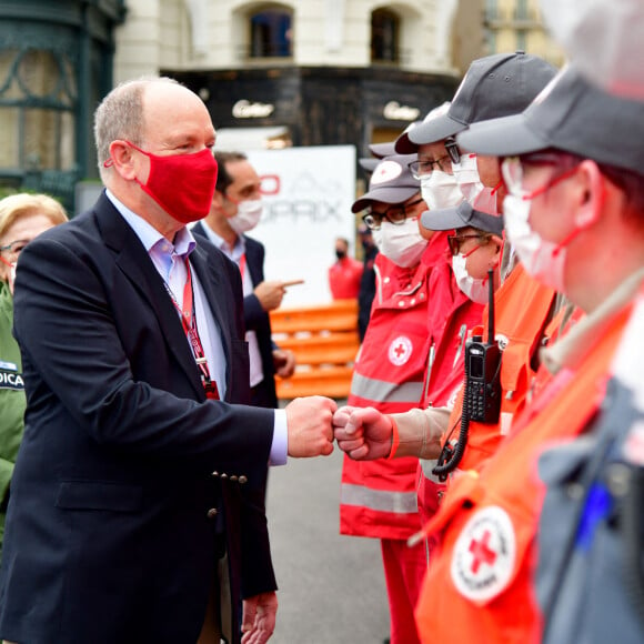 Le prince Albert II de Monaco est passé remercier les différentes équipes de Croix Rouge présentes sur le circuit du Grand Prix durant la journée des essais officiels du 78ème Grand Prix de F1 de Monaco, le 22 mai 2021. Bruno Bebert/Bestimage