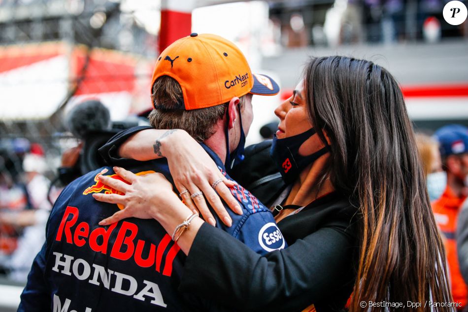 Max Verstappen et Kelly Piquet au Grand prix de formule 1 ...