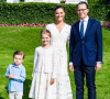 La princesse Victoria de Suède, son mari le prince Daniel et leurs deux enfants, les princes Estelle et Oscar, apparaîssent sur de nouvelles photos de famille !