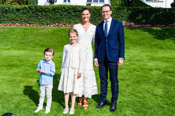 La princesse Victoria de Suède, son mari le prince Daniel et leurs deux enfants, les princes Estelle et Oscar, apparaîssent sur de nouvelles photos de famille !