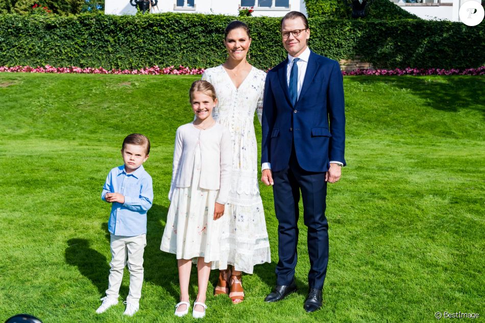 La princesse Victoria de Suède, son mari le prince Daniel et leurs deux enfants, les princes Estelle et Oscar, apparaîssent sur de nouvelles photos de famille !