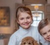 La princesse Estelle et son frère le prince Oscar, les enfants de la princesse héritière Victoria, posent au palais Haga, le 23 février 2021 sur Instagram.