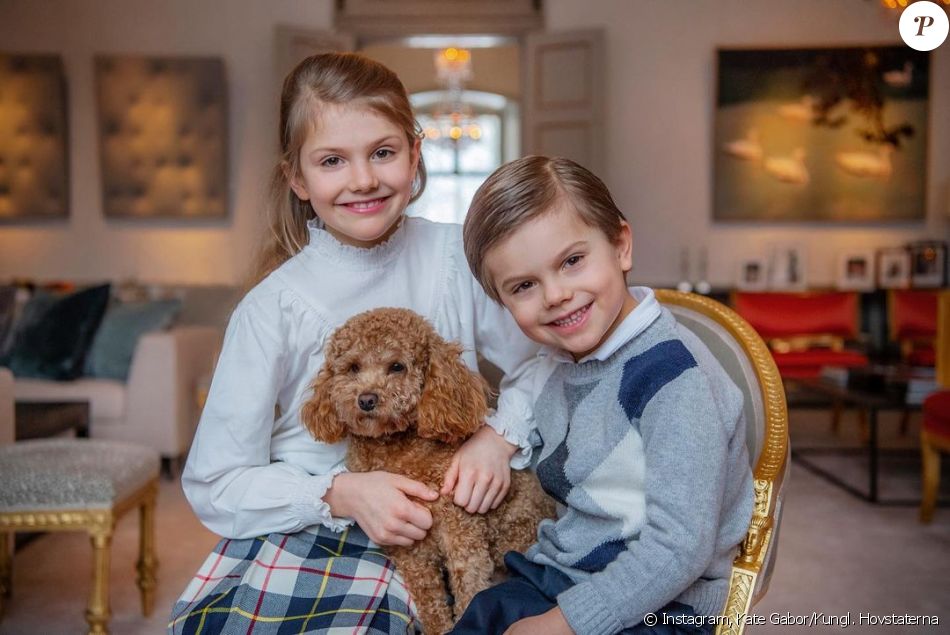 La princesse Estelle et son frère le prince Oscar, les enfants de la princesse héritière Victoria, posent au palais Haga, le 23 février 2021 sur Instagram.