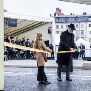 Le roi Carl Gustav, la princesse Victoria et la princesse Estelle de Suède lors de l'inauguration du pont "Slussbron" à Stockholm. Le 25 octobre 2020