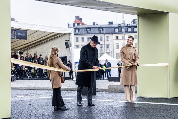 Le roi Carl Gustav, la princesse Victoria et la princesse Estelle de Suède lors de l'inauguration du pont "Slussbron" à Stockholm. Le 25 octobre 2020