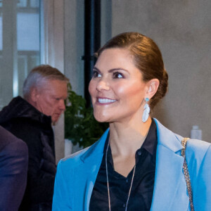 La princesse Victoria de Suède et le prince Daniel sont en visite au théâtre Scenkonst Sörmland à Eskilsuna le 22 octobre 2020.