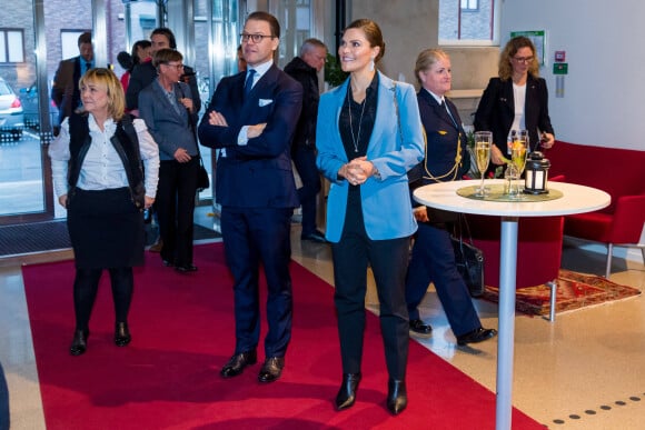 La princesse Victoria de Suède et le prince Daniel sont en visite au théâtre Scenkonst Sörmland à Eskilsuna le 22 octobre 2020.