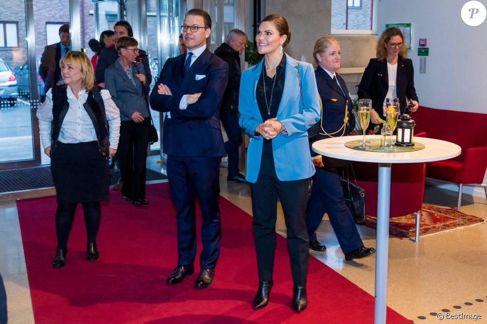 La princesse Victoria de Suède et le prince Daniel sont en visite au théâtre Scenkonst Sörmland à Eskilsuna le 22 octobre 2020.