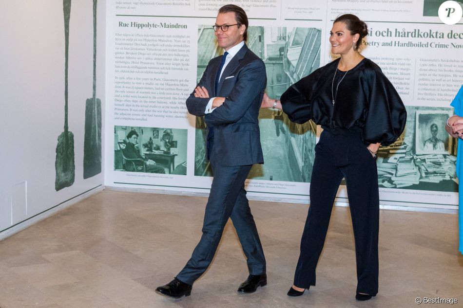 La princesse Victoria et le prince Daniel de Suède lors de l'inauguration de l'exposition "Giacometti, face à face" au Musée d'Art Moderne de Stockholm. Le 8 octobre 2020