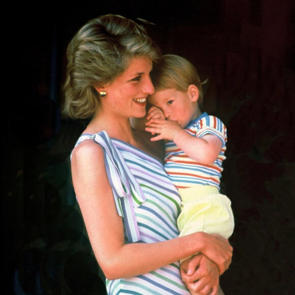 La défunte Lady Diana et son fils le prince Harry en 1986. 