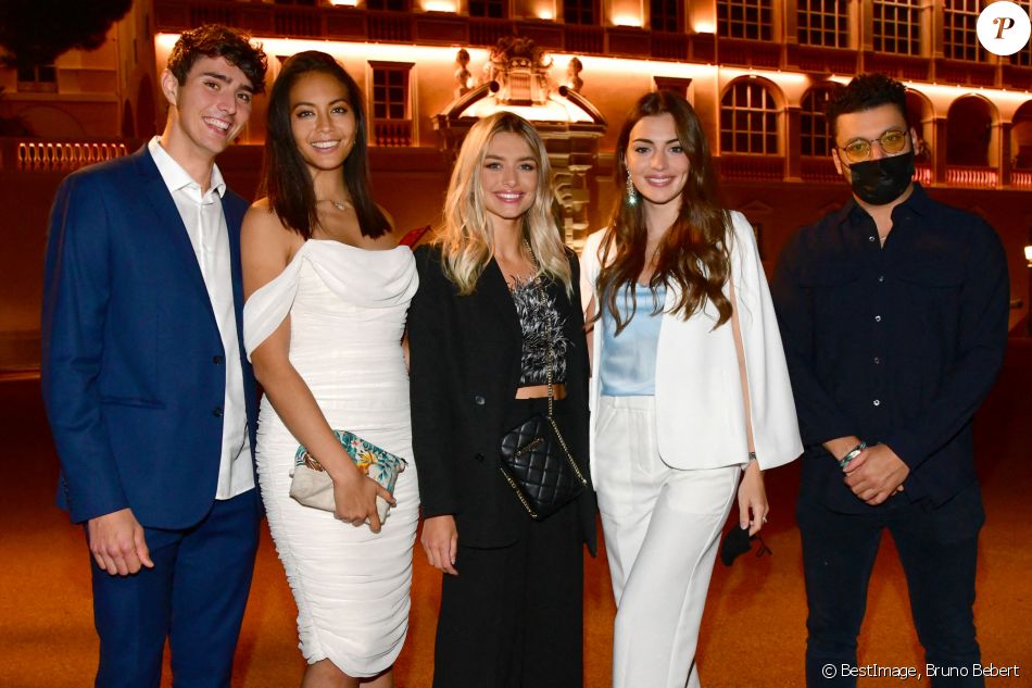 Exclusif - Nicolas Fleury, sa compagne, Vaimalama Chaves (Miss France 2019), Lou Ruat (1ère dauphine Miss France 2020) et Lara Gautier (2ème dauphine Miss France 2021), et Kev Adams - Le Grand Dîner s'est installé à Monaco pendant le 78ème Grand Prix de Formule 1 au Castel Roc, l'établissement situé en face du palais princier, le 22 mai 2021. © Bruno Bebert/Bestimage