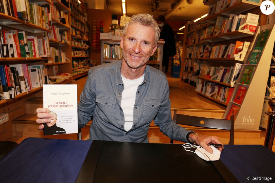 Exclusif - Denis Brogniart en dédicace de son premier roman "Un soldat exemplaire" à la librairie Lamartine à Paris. Le 6 mars 2021