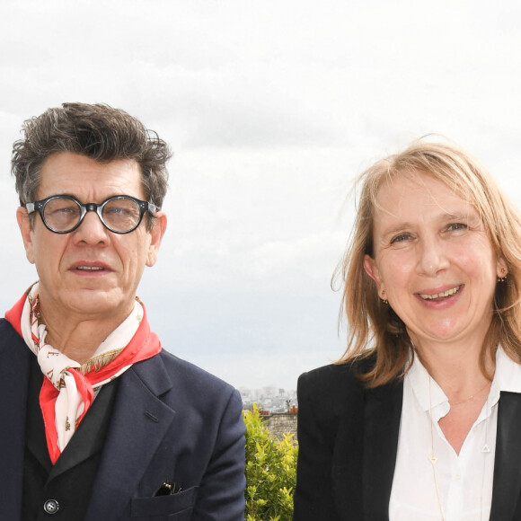 Exclusif - Marc Lavoine et Carine Rolland (Adjointe à la Maire de Paris en charge de la Culture et de la ville du quart d'heure) - Remise du prix Adami de l'artiste citoyen 2021 à Marc Lavoine. L'Adami soutient chaque année à travers le Prix de l'Artiste citoyen, les artistes qui s'impliquent et se mobilisent pour des causes qui leur sont chères. Marc Lavoine a reçu ce prix pour son engagement pour la scolarisation des enfants hospitalisés. Il a co-fondé " Mon cartable connecté " qui permet à des enfants malades de suivre leur scolarité à distance. L'Adami est heureuse de le décerner à l'artiste aux multiples facettes Marc Lavoine , qui succède à S. Le Bihan, A.Kidjo et à Z.Ziouani. Paris, le 25 mai 2021. © Coadic Guirec/Bestimage