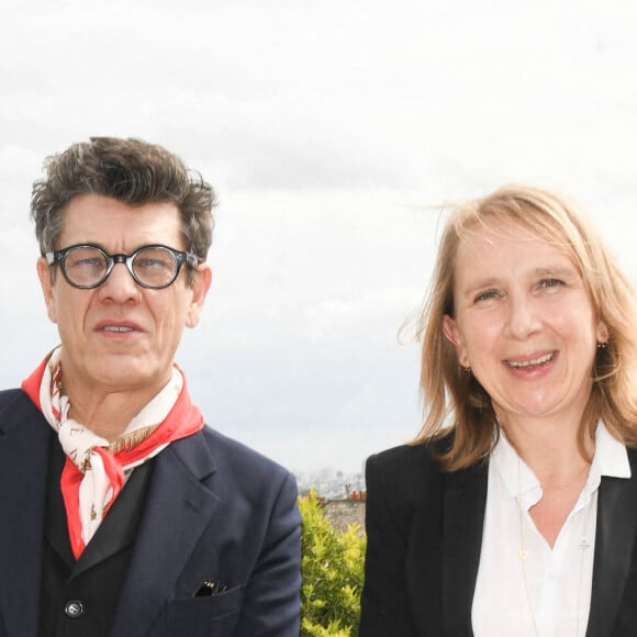 Exclusif - Marc Lavoine et Carine Rolland (Adjointe à la Maire de Paris en charge de la Culture et de la ville du quart d'heure) - Remise du prix Adami de l'artiste citoyen 2021 à Marc Lavoine. L'Adami soutient chaque année à travers le Prix de l'Artiste citoyen, les artistes qui s'impliquent et se mobilisent pour des causes qui leur sont chères. Marc Lavoine a reçu ce prix pour son engagement pour la scolarisation des enfants hospitalisés. Il a co-fondé " Mon cartable connecté " qui permet à des enfants malades de suivre leur scolarité à distance. L'Adami est heureuse de le décerner à l'artiste aux multiples facettes Marc Lavoine , qui succède à S. Le Bihan, A.Kidjo et à Z.Ziouani. Paris, le 25 mai 2021. © Coadic Guirec/Bestimage