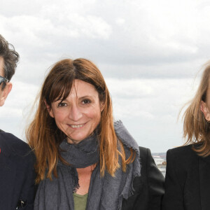 Exclusif - Marc Lavoine, Anne Bouvier (présidente du conseil d'administration de l'Adami) et Carine Rolland (Adjointe à la Maire de Paris en charge de la Culture et de la ville du quart d'heure) - Remise du prix Adami de l'artiste citoyen 2021 à Marc Lavoine. L'Adami soutient chaque année à travers le Prix de l'Artiste citoyen, les artistes qui s'impliquent et se mobilisent pour des causes qui leur sont chères. Marc Lavoine a reçu ce prix pour son engagement pour la scolarisation des enfants hospitalisés. Il a co-fondé " Mon cartable connecté " qui permet à des enfants malades de suivre leur scolarité à distance. L'Adami est heureuse de le décerner à l'artiste aux multiples facettes Marc Lavoine , qui succède à S. Le Bihan, A.Kidjo et à Z.Ziouani. Paris, le 25 mai 2021. © Coadic Guirec/Bestimage