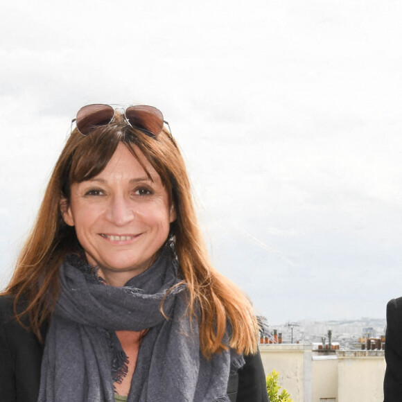 Exclusif - Marc Lavoine, Anne Bouvier (présidente du conseil d'administration de l'Adami) et Carine Rolland (Adjointe à la Maire de Paris en charge de la Culture et de la ville du quart d'heure) - Remise du prix Adami de l'artiste citoyen 2021 à Marc Lavoine. L'Adami soutient chaque année à travers le Prix de l'Artiste citoyen, les artistes qui s'impliquent et se mobilisent pour des causes qui leur sont chères. Marc Lavoine a reçu ce prix pour son engagement pour la scolarisation des enfants hospitalisés. Il a co-fondé " Mon cartable connecté " qui permet à des enfants malades de suivre leur scolarité à distance. L'Adami est heureuse de le décerner à l'artiste aux multiples facettes Marc Lavoine , qui succède à S. Le Bihan, A.Kidjo et à Z.Ziouani. Paris, le 25 mai 2021. © Coadic Guirec/Bestimage