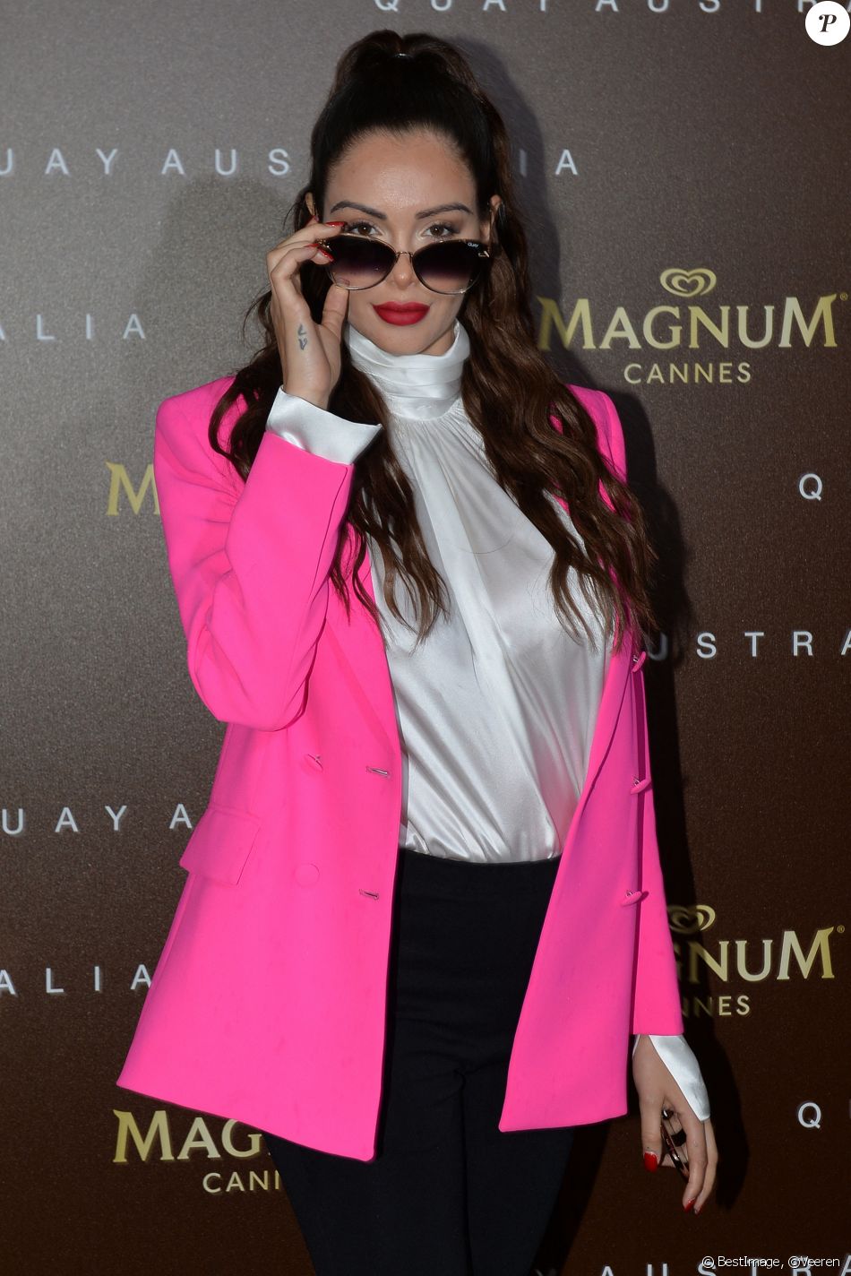 Nabilla Benattia (enceinte) - Nabilla Benattia présente sa collaboration pour les lunettes Quay Australia sur la plage Magnun lors du 72ème Festival International du Film de Cannes, le 18 mai 2019. ©Veeren / Bestimage