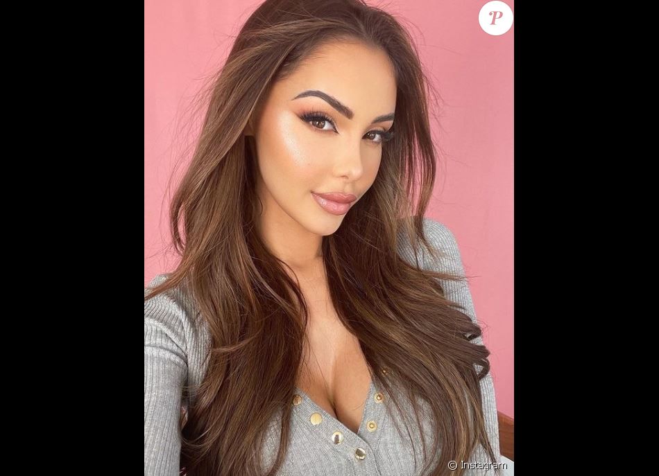 Nabilla Benattia pose sur Instagram