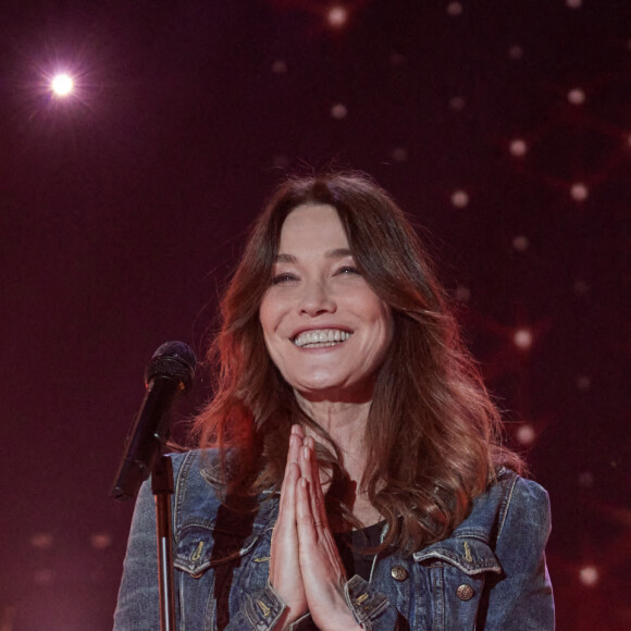 Exclusif - Carla Bruni Sarkozy - Enregistrement de l'émission "Allez viens je t'emmène...Au Music Hall" au Studio Gabriel à Paris, le 6 avril 2021. © Cyril Moreau / Bestimage