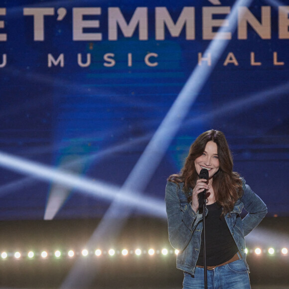 Exclusif - Carla Bruni Sarkozy - Enregistrement de l'émission "Allez viens je t'emmène...Au Music Hall" au Studio Gabriel à Paris, le 6 avril 2021. © Cyril Moreau / Bestimage