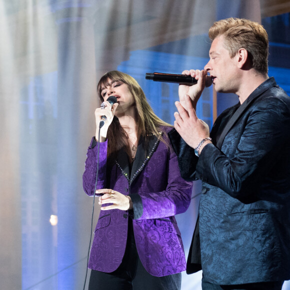 Benjamin Biolay et Clara Luciani - Enregistrement de l'émission "La chanson de l'année" dans les jardins du Palais Royal à Paris. Le 11 juin 2020. © Cyril Moreau / Bestimage