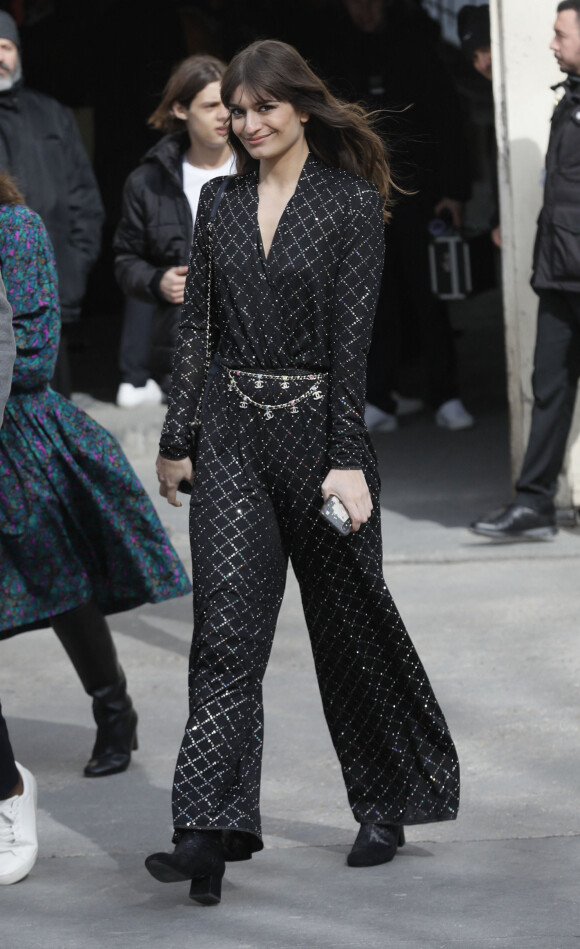 Clara Luciani - People à la sortie du défilé Chanel collection prêt-à-porter Automne/Hiver 2020-2021 lors de la Fashion Week à Paris le 3 mars 2020.