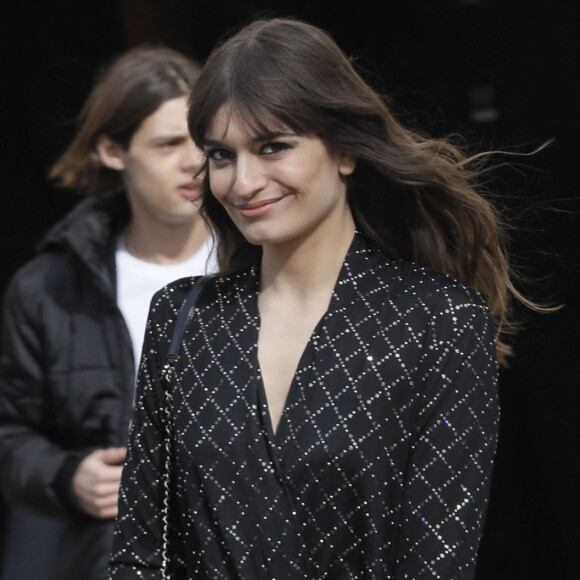 Clara Luciani - People à la sortie du défilé Chanel collection prêt-à-porter Automne/Hiver 2020-2021 lors de la Fashion Week à Paris le 3 mars 2020.