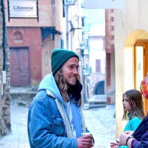 Julien Doré à la rencontre des sinistrés de la tempête Alex, à Saint-Martin-Vésubie. Le 21 novembre 2020. © Bruno Bebert/Bestimage