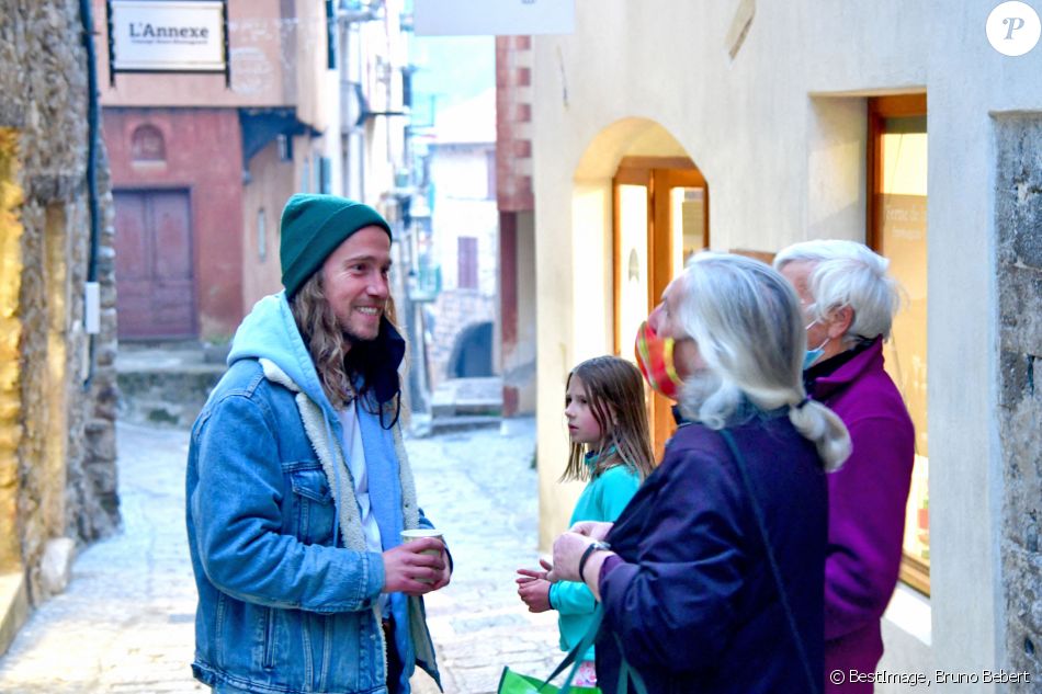Julien Doré à la rencontre des sinistrés de la tempête Alex, à Saint-Martin-Vésubie. Le 21 novembre 2020. © Bruno Bebert/Bestimage