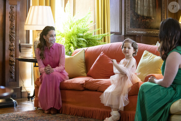 Kate Middleton, duchesse de Cambridge, rencontre Mila Sneddon au palais de Holyroodhouse à Edimbourg, le 27 mai 2021.