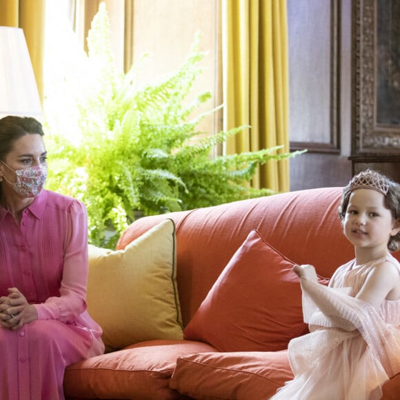 Kate Middleton, duchesse de Cambridge, rencontre Mila Sneddon au palais de Holyroodhouse à Edimbourg, le 27 mai 2021.