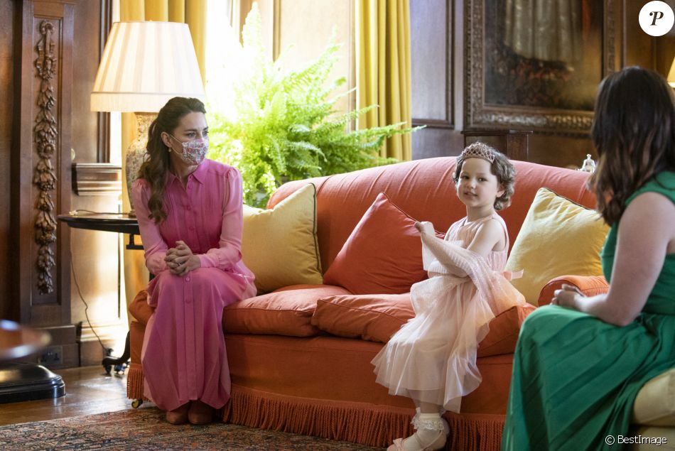 Kate Middleton, duchesse de Cambridge, rencontre Mila Sneddon au palais de Holyroodhouse à Edimbourg, le 27 mai 2021.
