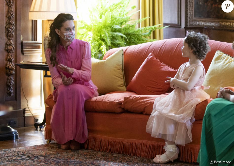 Kate Middleton, duchesse de Cambridge, rencontre Mila Sneddon au palais de Holyroodhouse à Edimbourg, le 27 mai 2021.