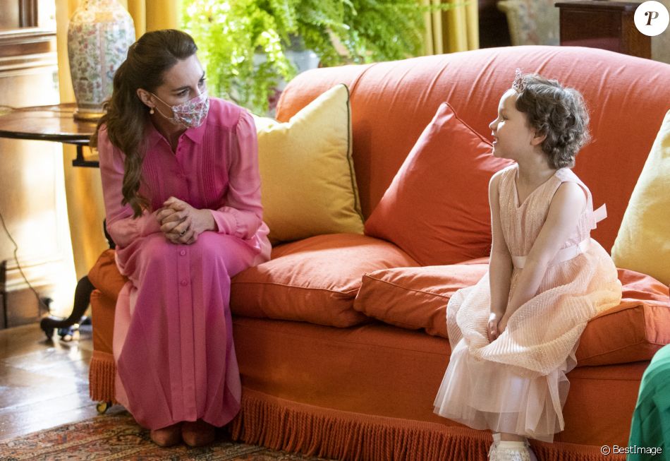 Kate Middleton, duchesse de Cambridge, rencontre Mila Sneddon au palais de Holyroodhouse à Edimbourg, le 27 mai 2021.