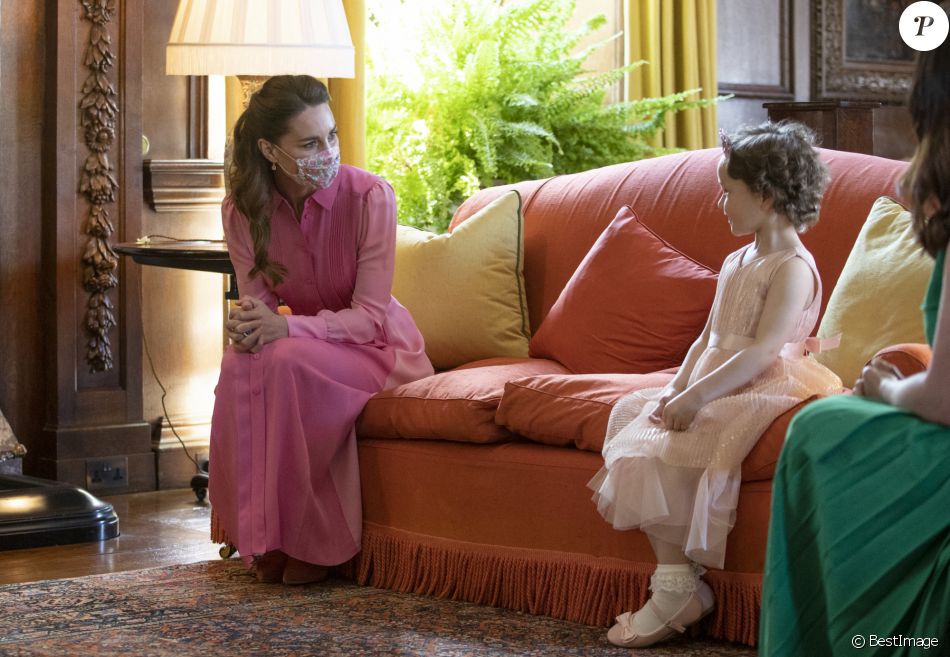 Kate Middleton, duchesse de Cambridge, rencontre Mila Sneddon au palais de Holyroodhouse à Edimbourg, le 27 mai 2021.