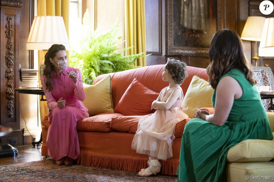 Kate Middleton, duchesse de Cambridge, rencontre Mila Sneddon au palais de Holyroodhouse à Edimbourg, le 27 mai 2021.