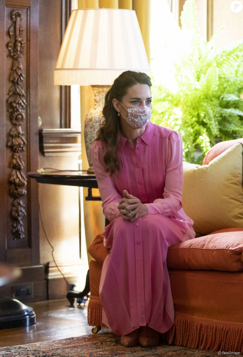 Kate Middleton, duchesse de Cambridge, rencontre Mila Sneddon au palais de Holyroodhouse à Edimbourg, le 27 mai 2021.