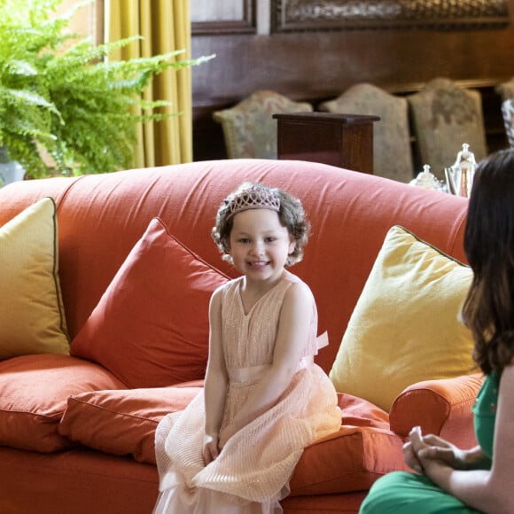 Kate Middleton, duchesse de Cambridge, rencontre Mila Sneddon au palais de Holyroodhouse à Edimbourg, le 27 mai 2021.