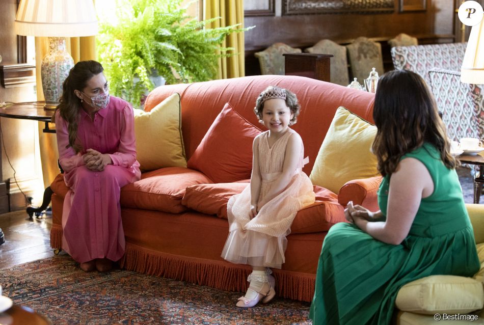Kate Middleton, duchesse de Cambridge, rencontre Mila Sneddon au palais de Holyroodhouse à Edimbourg, le 27 mai 2021.