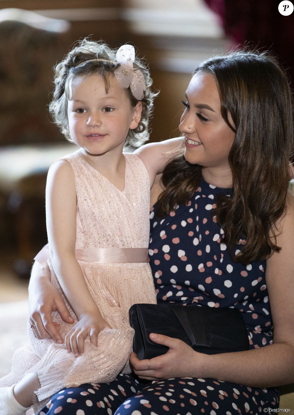Kate Middleton, duchesse de Cambridge, rencontre Mila Sneddon au palais de Holyroodhouse à Edimbourg, le 27 mai 2021.