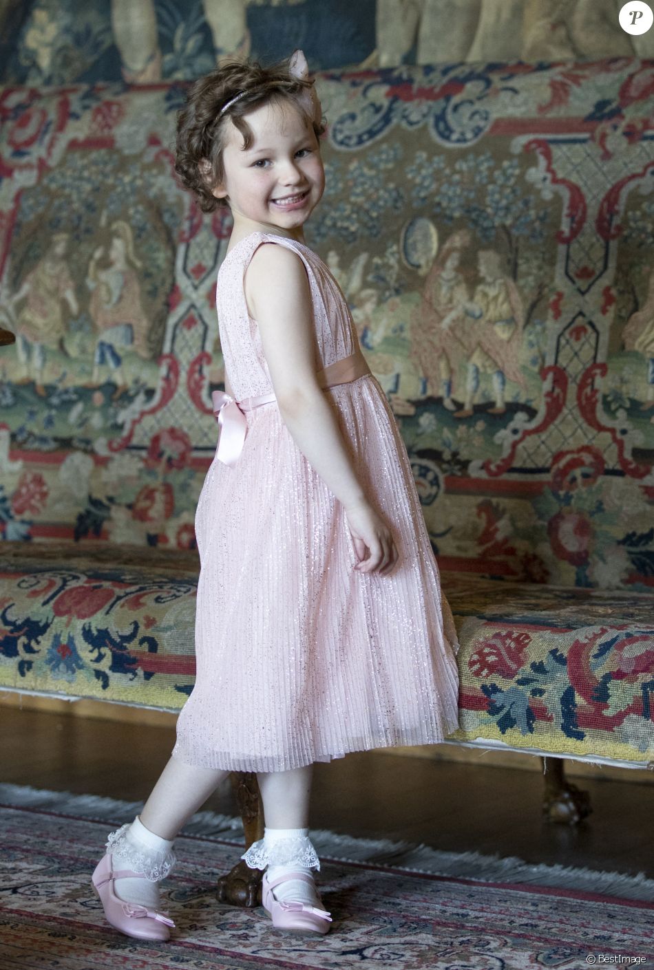 Kate Middleton, duchesse de Cambridge, rencontre Mila Sneddon au palais de Holyroodhouse à Edimbourg, le 27 mai 2021.
