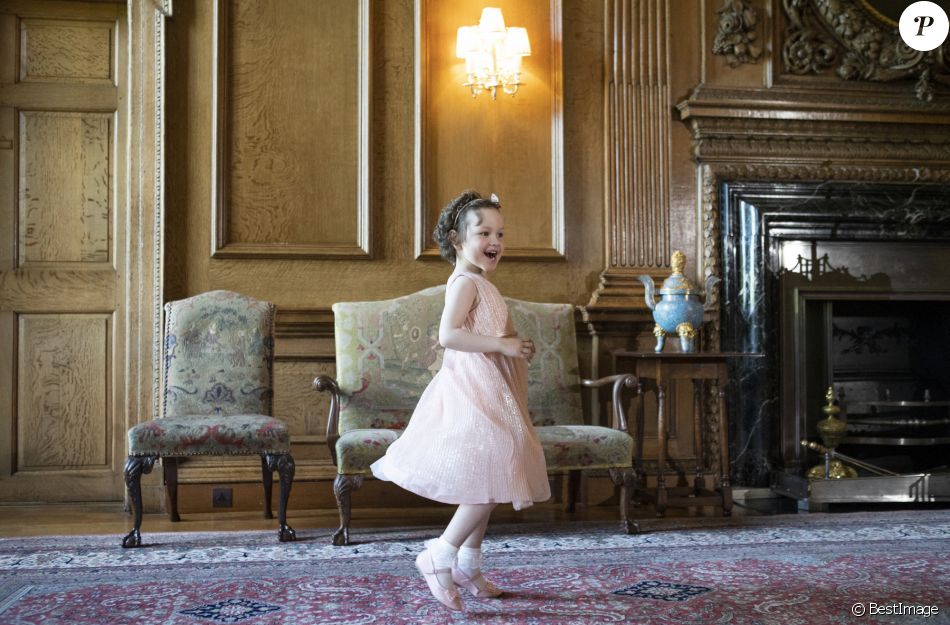 Kate Middleton, duchesse de Cambridge, rencontre Mila Sneddon au palais de Holyroodhouse à Edimbourg, le 27 mai 2021.